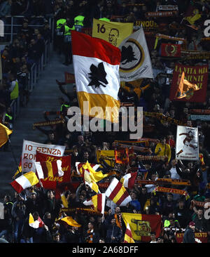 Stadio Olympico, Roma, Italia. 24 ott 2019. UEFA Europa League Calcio, Roma contro il Borussia Monchengladbach; sostenitori roma - Editoriale usare carte di credito: Azione Plus sport/Alamy Live News Foto Stock