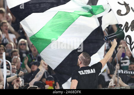 Stadio Olympico, Roma, Italia. 24 ott 2019. UEFA Europa League Calcio, Roma contro il Borussia Monchengladbach; sostenitori Borussia - Editoriale usare carte di credito: Azione Plus sport/Alamy Live News Foto Stock