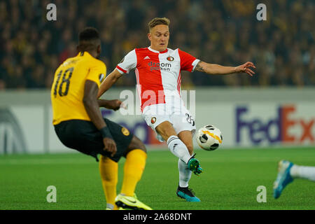 Berna, Svizzera - 24 ottobre: Jens Toornstra del Feyenoord Rotterdam (destra) spara la sfera durante l'Europa League gruppo G fase partita di calcio tra BSC giovani ragazzi e Feyenoord Rotterdam a Stade de Suisse su ottobre 24, 2019 a Berna, Svizzera (foto di Daniela Porcelli/SPP) Foto Stock