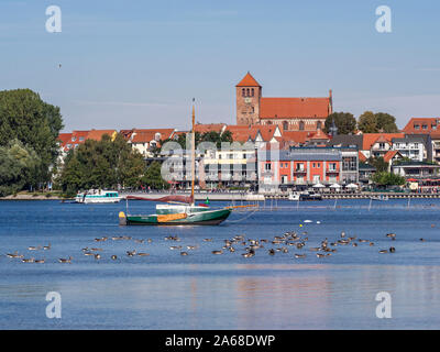 Città Waren al Lago Mueritz, Lago Mueritz, Germania Foto Stock