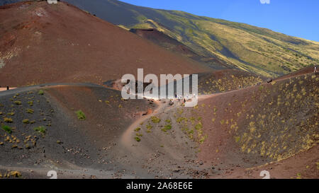 I turisti escursioni attraverso il paesaggio vulcanico dei Crateri Silvestri dell'Etna (vulcano), Sicilia, Italia. 8/3/2019. Foto Stock