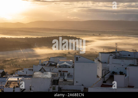 Il bel villaggio di Vejer de la frontera all'alba Foto Stock