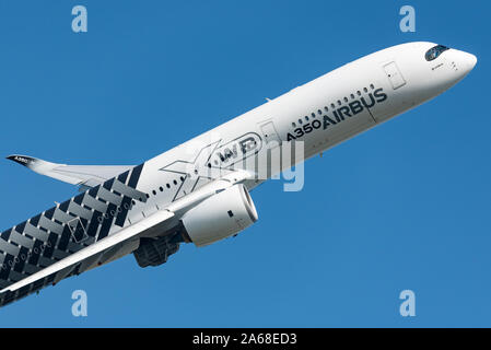 Dimostrazione di volo degli aeromobili Airbus A350 XVB long-range, twin-motore aereo passeggeri al Maks airshow 2019 a Mosca. Foto Stock