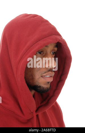 Un vicino l immagine di un americano africano giovane uomo che indossa una felpa con cappuccio di Borgogna con la barba, isolato per sfondo bianco Foto Stock