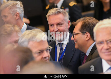 Bruxelles, Belgio. 24 ott 2019. Ministro della Difesa italiano Lorenzo Guerini (terza R) assiste la riunione del Consiglio Nord Atlantico in corrispondenza dei Ministri della difesa sessione presso la sede della NATO a Bruxelles, in Belgio, su 24 Ottobre, 2019. Credito: Riccardo Pareggiani/Xinhua/Alamy Live News Foto Stock