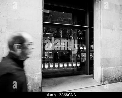 Barcellona, Spagna - 14 Nov 2017: immagine in bianco e nero di Hotel Casa Camper Barcelona di proprietà della stessa marca scarpa azienda sulla Carrer d'Elisabets street con sagome turistiche a piedi nella parte anteriore Foto Stock