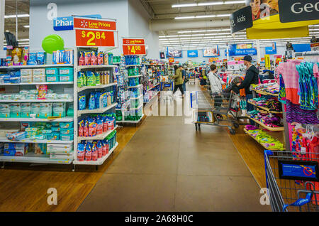 Scarborough, Ontario, Canada, giugno 2015 - gli acquirenti all'interno di un Walmart superstore Foto Stock