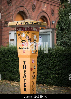 Berlin/Germania - 07/09/2019: Giallo idrante infront della vecchia stazione dei vigili del fuoco in Berlin Friedrichshain, in Germania, in formato verticale Foto Stock