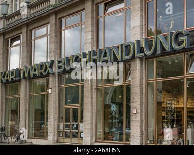 Vecchio Karl Marx bookshop a Karl Marx avenue in Berlin Friedrichshain, Germania orientale, ex RDT, vista obliqua con letttering Foto Stock