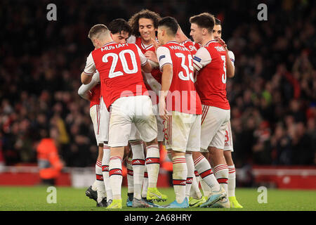 Nicolas Pepe di Arsenal (parzialmente nascosto) è assaliti come egli celebra con i suoi compagni di squadra dopo egli punteggi al suo secondo e il suo team il terzo obiettivo.La UEFA Europa League, gruppo F, Arsenal v Vitoria SC a Emirates Stadium di Londra giovedì 24 ottobre 2019. Questa immagine può essere utilizzata solo per scopi editoriali. Solo uso editoriale, è richiesta una licenza per uso commerciale. Nessun uso in scommesse, giochi o un singolo giocatore/club/league pubblicazioni . pic da Steffan Bowen/Andrew Orchard fotografia sportiva/Alamy Live news Foto Stock