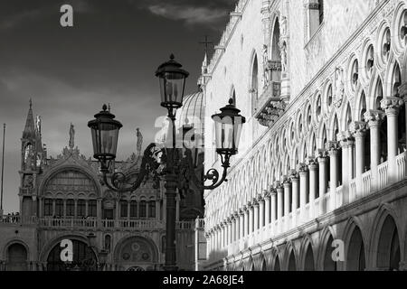 Il Palazzo Ducale e la Basilica di San Marco Piazzetta San Marco, Venezia, Italia, ornato di lampione in primo piano. B/W versione Foto Stock