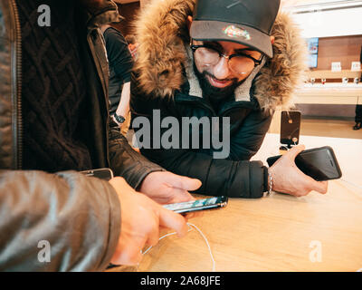 Parigi, Francia - Novembre 3, 2017: curioso uomini ammirando all'interno di Apple Store le ultime professional iPhone 11 Pro smartphone prodotto da Apple Computer Foto Stock