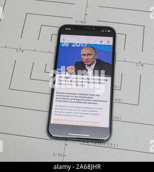 Parigi, Francia - Nov 11, 2017: ultimi computer Apple iPhone 11 Pro dotato di Sputnik News app con Vladimir Putin, presidente della Federazione Russa Foto Stock