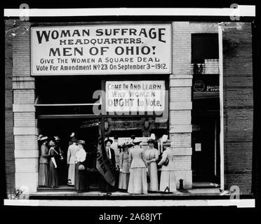 Donna sede di suffragio in alto la Euclid Avenue, Cleveland--A. (All'estrema destra) è Miss Belle Sherwin, presidente della Lega nazionale di donne votanti; B. è giudice Firenze E. Allen (tiene la bandiera); C. è la signora Malcolm McBride Foto Stock