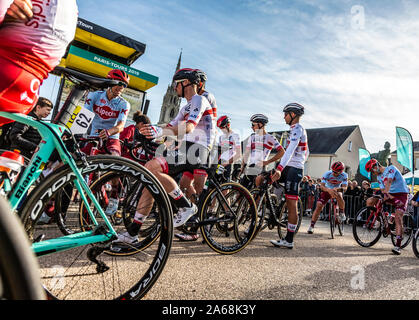 Chartres, Francia - 13 Ottobre 2019: un gruppo di ciclisti hanno una discussione mentre si è in attesa di salire sul podio durante la presentazione ai team prima dell'autunno francese gara ciclistica Paris-Tours 2019 Foto Stock