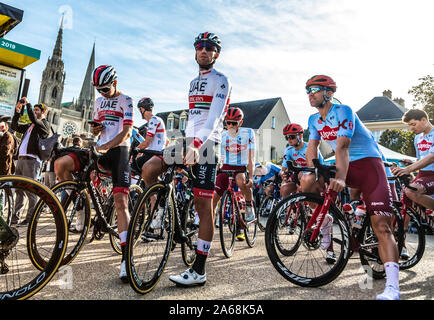 Chartres, Francia - 13 Ottobre 2019: un gruppo di ciclisti in attesa di salire sul podio durante la presentazione ai team prima dell'autunno francese gara ciclistica Paris-Tours 2019 Foto Stock