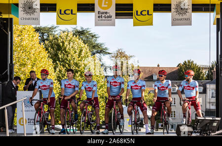 Chartres, Francia - 13 Ottobre 2019: Team Katusha-Alpecin è sul podio di Chartres, durante la presentazione ai team prima dell'autunno francese gara ciclistica Paris-Tours 2019 Foto Stock