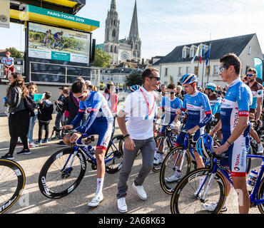 Chartres, Francia - 13 Ottobre 2019: l'ex ciclista Thomas Voeckler in medio dei membri della complessiva diretta Energie Team mentre si è in attesa di salire sul podio durante la presentazione ai team prima dell'autunno francese gara ciclistica Paris-Tours 2019 Foto Stock