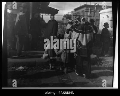 Le donne e i bambini di attraversare una via, la Chinatown di San Francisco Foto Stock