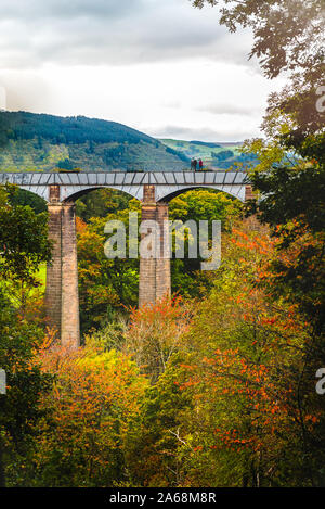 Acquedotto Pontcysyllte è un acquedotto navigabile che porta il Llangollen Canal attraverso il fiume Dee nella Vale of Llangollen in North East Wales, Regno Unito Foto Stock