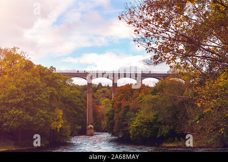 Acquedotto Pontcysyllte è un acquedotto navigabile che porta il Llangollen Canal attraverso il fiume Dee nella Vale of Llangollen in North East Wales, Regno Unito Foto Stock