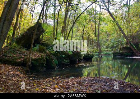 Formazione rocciosa unica da un flusso di pacifica in autunno in Ohio. Lunga esposizione acqua liscia Foto Stock