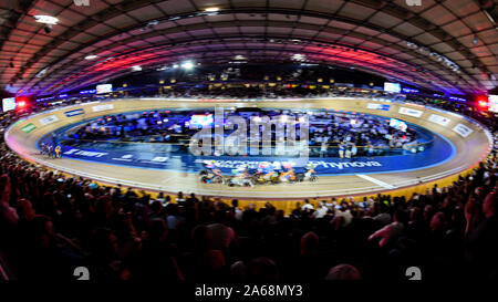 Londra, Regno Unito. 24 ott 2019. Una panoramica del VeloPark durante il giorno 3 di Sei Giorni per Londra 2019 a Lee Valley VeloPark giovedì, 24 ottobre 2019 a Londra, Regno Unito. Credito: Taka G Wu/Alamy Live News Foto Stock