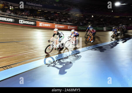 Londra, Regno Unito. 24 ott 2019. Stephen Hall e Zack Gilmore (Australia) competere in Mens eliminazione gara durante il giorno 3 di Sei Giorni per Londra 2019 a Lee Valley VeloPark giovedì, 24 ottobre 2019 a Londra, Regno Unito. Credito: Taka G Wu/Alamy Live News Foto Stock