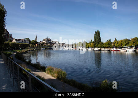 Auxerre, sul Canal du Nivernais e fiume Yonne, Francia Foto Stock