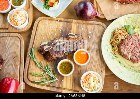 La carne di manzo tagliata secondo il stile argentino, chiamato asado. Ristorante Barbecue menu. Molti diversi di cibo sul tavolo. Dinner party o banchetti Foto Stock