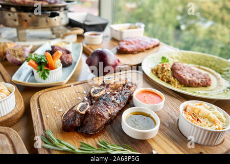 La carne di manzo tagliata secondo il stile argentino, chiamato asado. Ristorante Barbecue menu. Molti diversi di cibo sul tavolo. Dinner party o banchetti Foto Stock