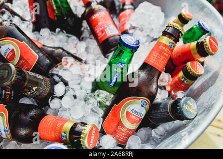 Valencia, Spagna - 12 Ottobre 2019: Amstel bottiglie di birra in una benna con ghiaccio durante un evento di catering. Foto Stock