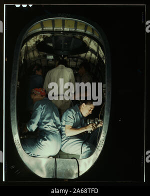 Lavorando all'interno della fusoliera di un liberatore bombardiere, Consolidated Aircraft Corp., Fort Worth, Texas Foto Stock