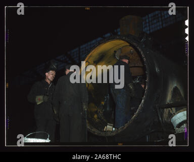 Lavorando sulla caldaia di una locomotiva di 40th Street negozi della C & NW RR [ossia Chicago e North Western railroad], Chicago, Ill. Foto Stock