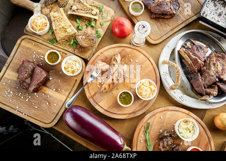 Ristorante Barbecue menu. Molti diversi di cibo sul tavolo. Dinner party o banchetti. Vista superiore Foto Stock