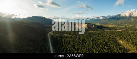 Antenna vista panoramica di una autostrada panoramica nella valle circondata dal canadese paesaggio di montagna. Preso in Kootenay, British Columbia, Canada. Foto Stock