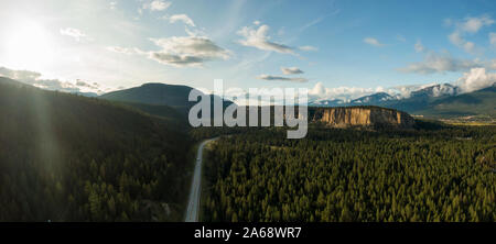 Antenna vista panoramica di una autostrada panoramica nella valle circondata dal canadese paesaggio di montagna. Preso in Kootenay, British Columbia, Canada. Foto Stock