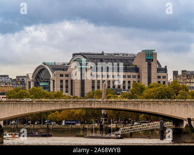 Charing Cross stazione ferroviaria Waterloo e il ponte sul fiume Thames, London, Regno Unito. Foto Stock