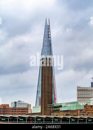 Bankside camino al Tate Modern, con la Shard direttamente dietro, Londra, Regno Unito. Foto Stock