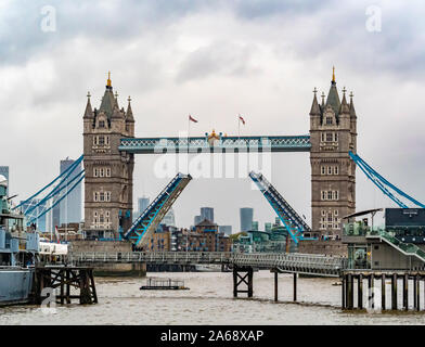 Il Tower bridge apertura, Londra, Regno Unito. Foto Stock