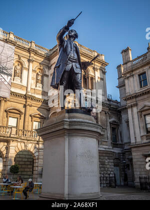 Statua di Sir Joshua Reynolds al di fuori della Royal Academy di Londra, Regno Unito. Foto Stock