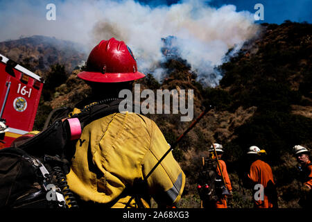 Ottobre 21, 2019: Pacific Palisades, CALIFORNIA, STATI UNITI D'AMERICA: Vigili del Fuoco combattuto una fiammata che ha minacciato di abitazioni del Pacific Palisades quartiere di Los Angeles come il fuoco consuma più di 40 acri di terreno collinare spazzola. Credito: Jason Ryan/ZUMA filo/Alamy Live News Foto Stock