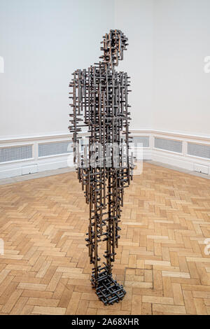 Oggetto II 2019, di Antony Gormley, presso la Royal Academy di Londra, Regno Unito. Foto Stock