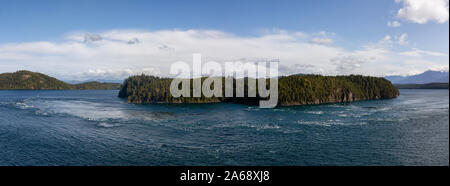 Bella vista panoramica di Parson isola in Johnstone Strait durante un soleggiato e giorno nuvoloso. Situato vicino a nord di Isola di Vancouver, British Columbia, Foto Stock