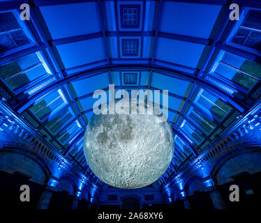 Museo della luna touring opera dell artista britannico Luke Jerram installato presso il Museo di Storia Naturale di Londra, Regno Unito. Foto Stock