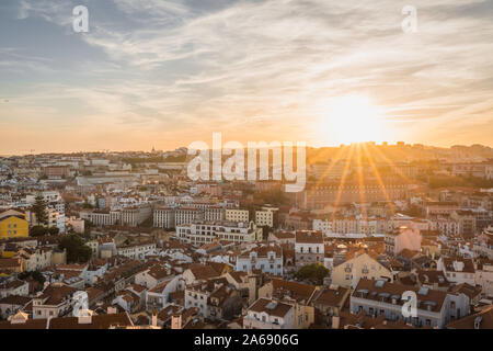 Il tramonto e la vista notturna della città di Lisbona da Miradouro da Graca Foto Stock