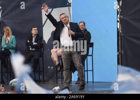 Buenos Aires, Argentina. 24 ott 2019. ALBERTO FERNANDEZ, Candidato Presidente con il Â¨Frente de TodosÂ¨ partito, onde ai tifosi in occasione della chiusura della campagna nella città di Mar del Plata, Argentina, il 24 ottobre 2019. Argentina terrà la sua elezione presidenziale di domenica 27, 2019. (Credito Immagine: © Julieta FerrarioZUMA filo) Credito: ZUMA Press, Inc./Alamy Live News Foto Stock