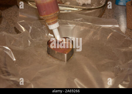 Maccheroni all'interno di un cuore metallico a forma di amaretto cookie francese dessert a Città del Messico Foto Stock