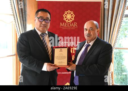 Istanbul, Turchia. 24 ott 2019. Shen Jian (L), produttore di film del compositore e presidente cinese di film-making company Shinework foto, è presentato un contributo speciale premio da Bekir Karliga, presidente dell'Istanbul International civiltà centro, a Istanbul, Turchia, 24 ottobre, 2019. Il compositore, un film sulla fine del compositore cinese Xian Xinghai che è stato co-prodotto dalla Repubblica popolare cinese e dalla Repubblica di Kazakistan, afferrato il pubblico di giovedì che premiered al Bosforo 7 Film Festival di Istanbul. Credito: Xu Suhui/Xinhua/Alamy Live News Foto Stock