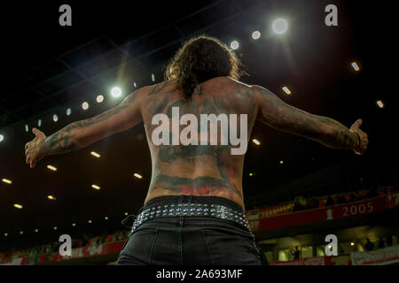 Emirates Stadium, Londra, Regno Unito. 24 ott 2019. UEFA Europa League Calcio, Arsenal contro Vitoria de Guimaraes; una Vitoria Guimaraes ultra - Editoriale usare carte di credito: Azione Plus sport/Alamy Live News Foto Stock